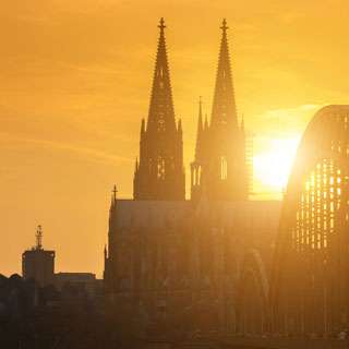 Kölner Dom beim Sonnenuntergang.